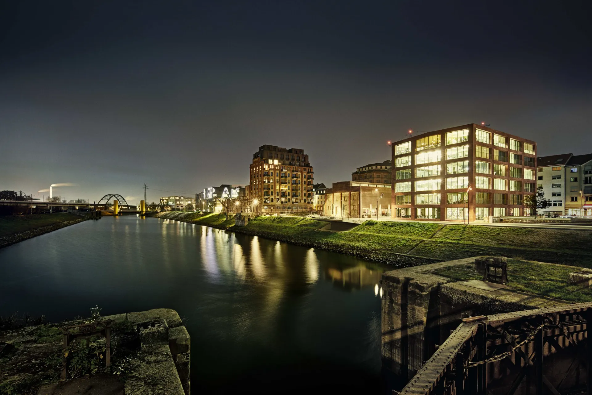 Promenade Musikpark bis C-Hub bei Nacht