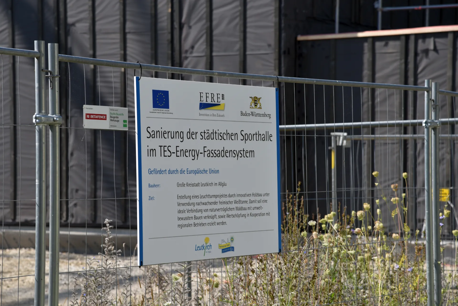 Schild Sanierung der städtischen Sporthalle im TES-Energy-Fassadensystem