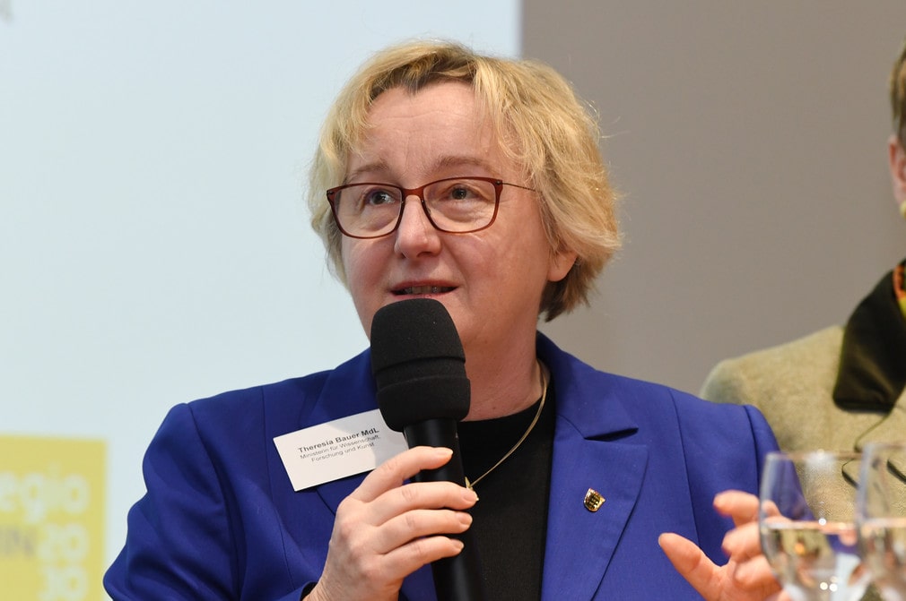 Frau Ministerin Theresia Bauer beim Round Table