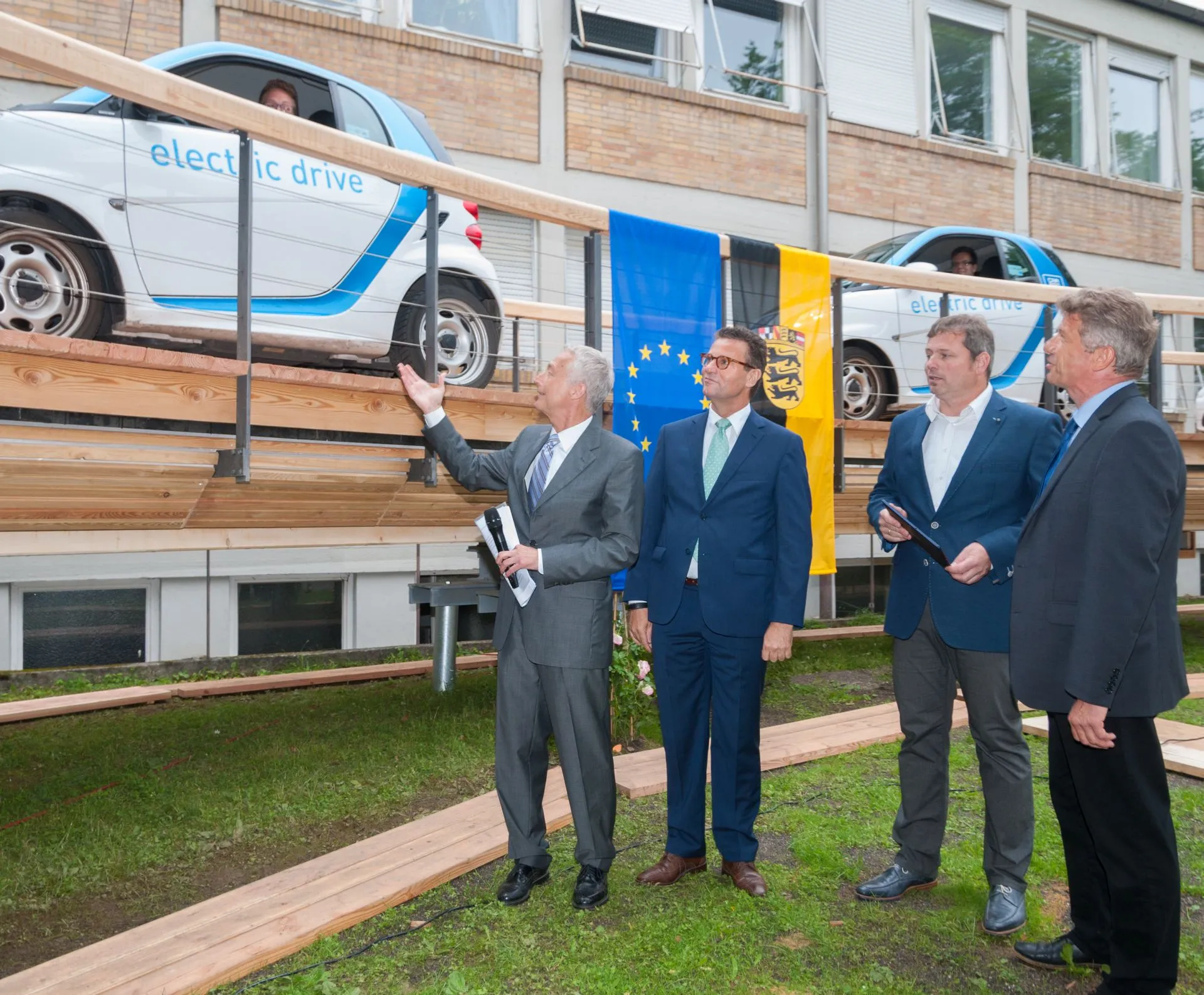 Einweihung Stuttgarter Holzbrücke mit Minister Hauk und Projektvertretern