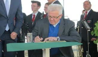 Eintrag in das Goldene Buch der Stadt Heubach durch Ministerpräsident Winfried Kretschmann