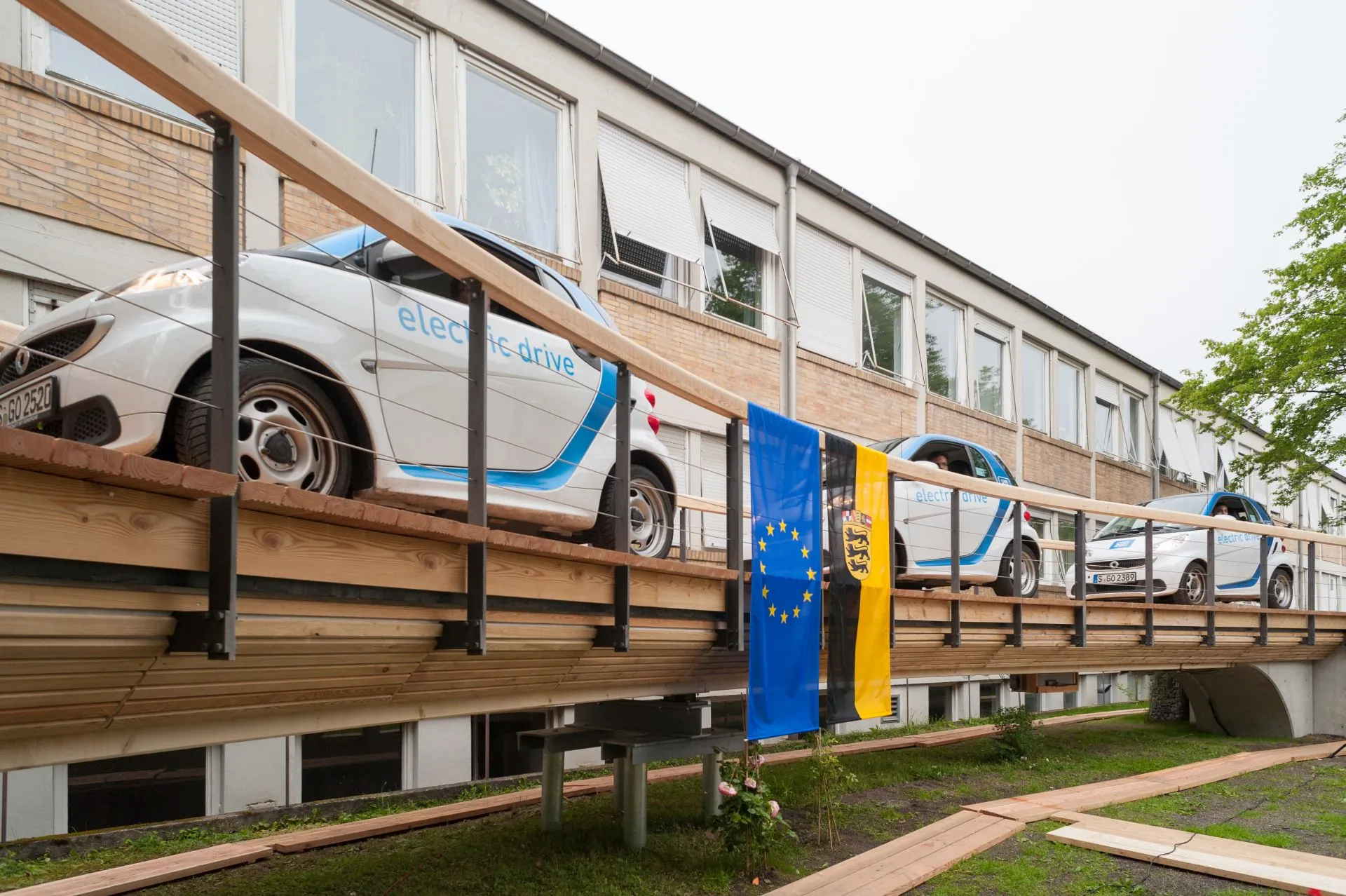 Stuttgarter Holzbrücke mit Autos