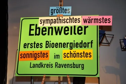 Ortsschild mit weiteren Adjektiven